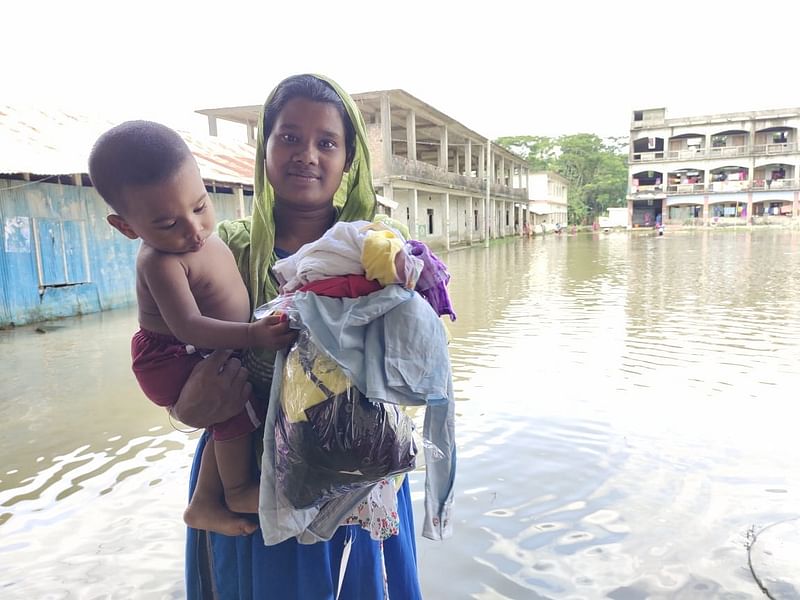 প্রথম আলো ট্রাস্টের উদ্যোগে বন্যার্তদের মাঝে নতুন কাপড় বিতরণ করেন নোয়াখালী বন্ধুসভার বন্ধুরা। আজ দুপুরে বেগমগঞ্জ উপজেলার জিরতলী ইউনিয়ন উচ্চ বিদ্যালয়ের অস্থায়ী আশ্রয় কেন্দ্রে